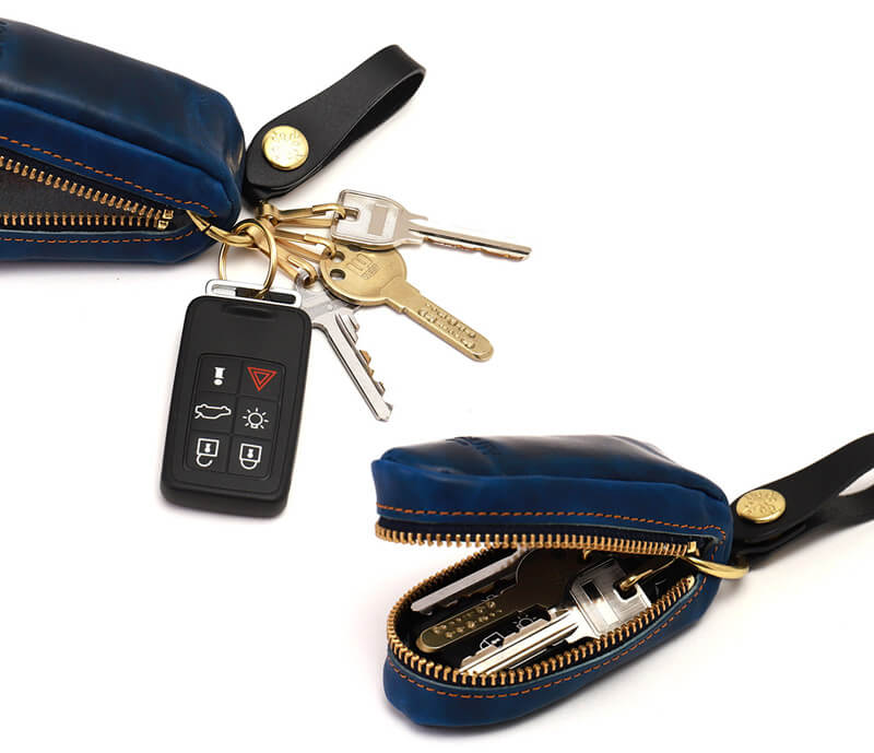 キーリングには車のリモコンキーなど少し大きめの鍵を、 キーフックには自宅の鍵など、合計4本を取り付け可能。本体の中に鍵を納めることができるので、鍵同士がぶつかってうるさく鳴るのを防いでくれます。