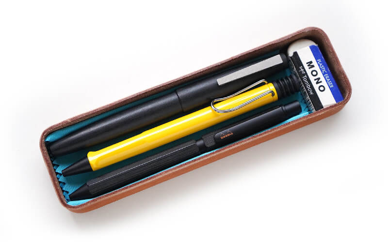 空いた隙間に消しゴムを収納したり、底にクロスを敷くと、よりしっかりとペンを守ることができます。