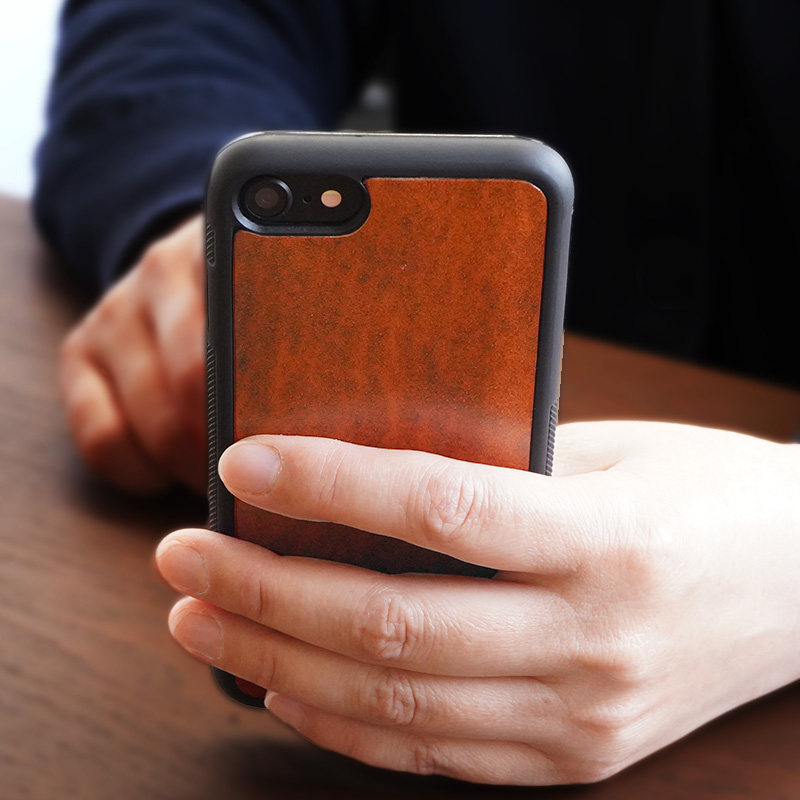上質な本革の質感とケースとしての機能性を兼ね備えた欲張りなルガトーレザーを使用したiPhoneケース