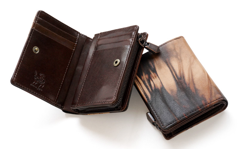 希少な泥染めレザーを使用した二つ折り財布