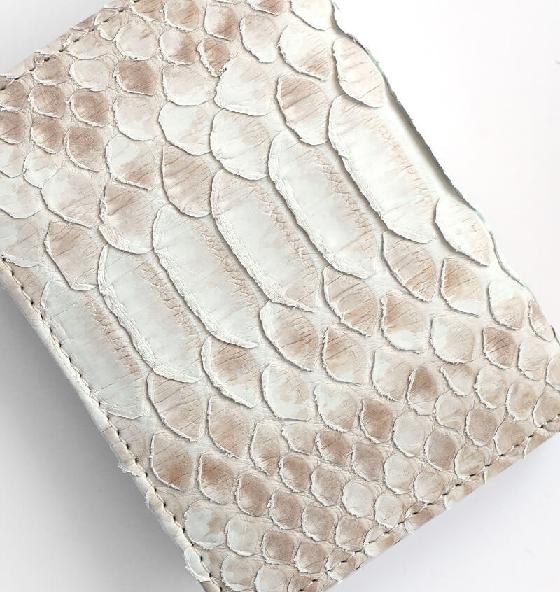 美しい模様が目を引くダイヤモンドパイソン（ヘビ革）