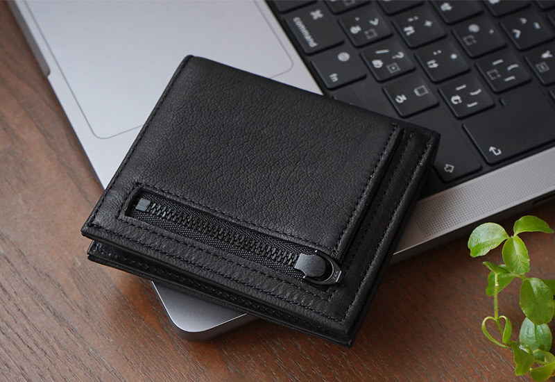 吸い付くように柔らかな鹿革で仕立てた、薄マチの二つ折り財布。顔料も型押しも使わず、染料のみで仕上げた革本来のしなやかさと美しさを、そのまま楽しめます。